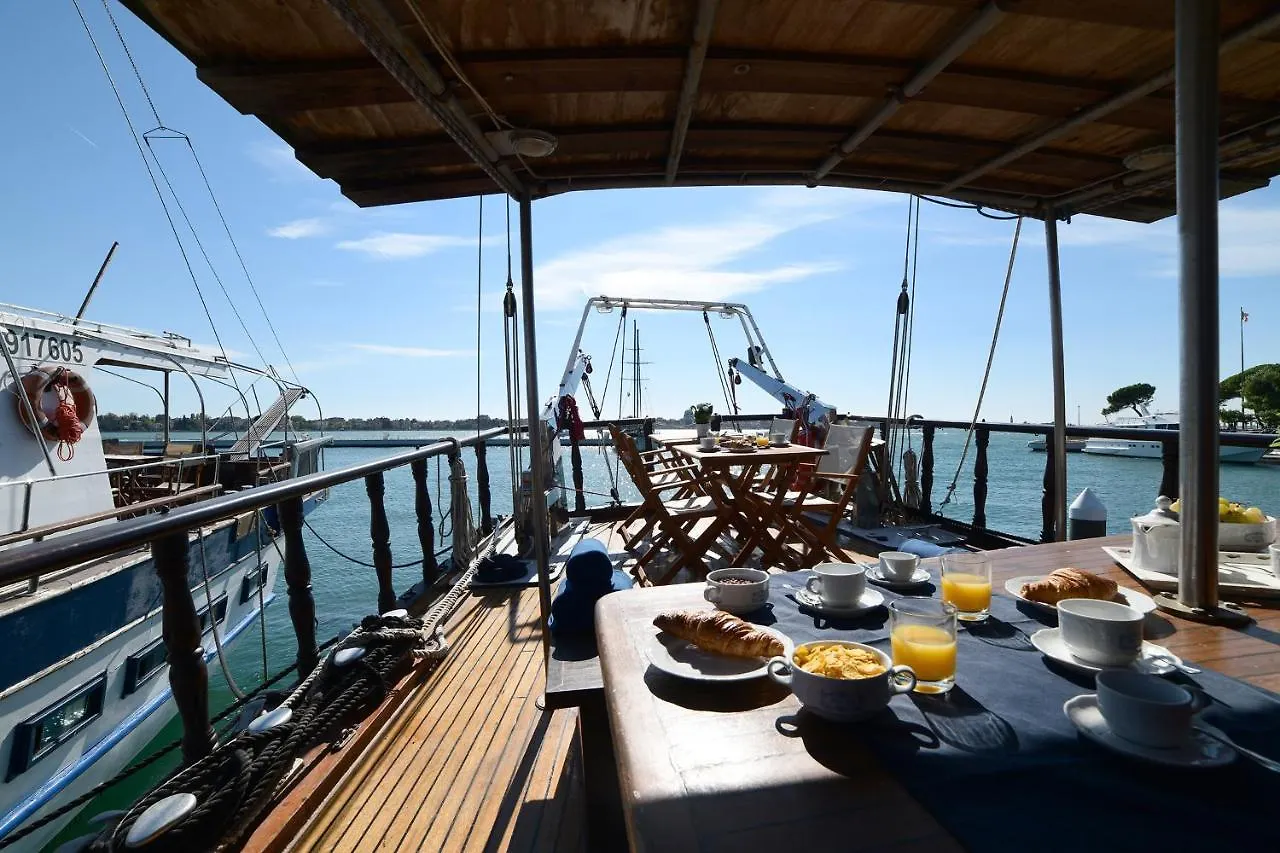 Båthotell Akos Hotell Venedig Italien