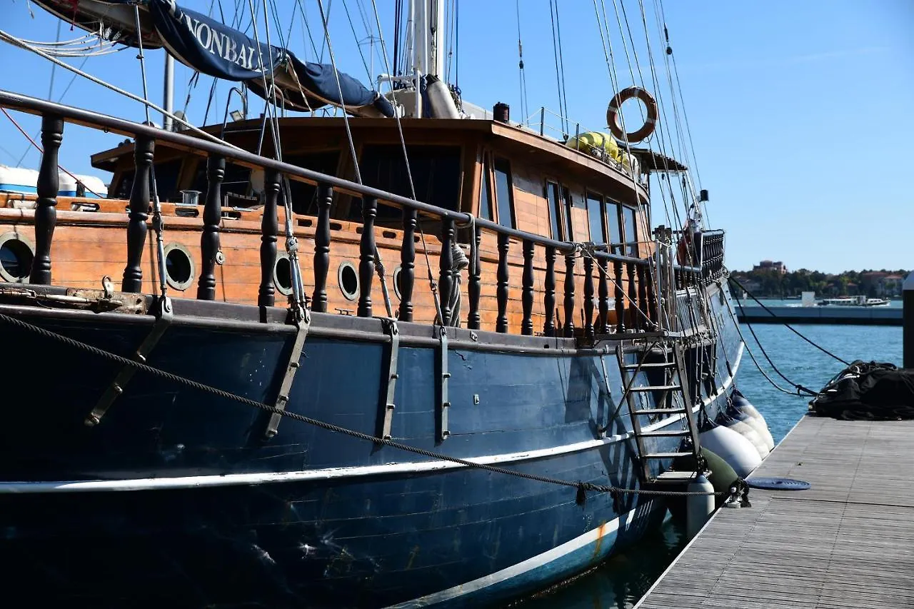 Akos Hotel Venice Botel